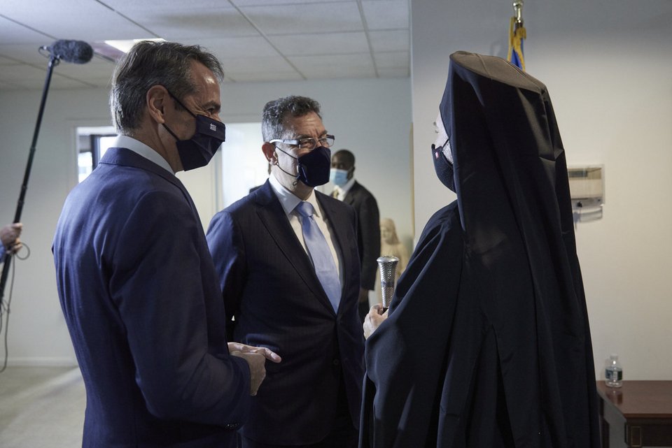 Συνομιλία μεταξύ του κ. Μητσοτάκη, του κ. Μπουρλά και του κ. Ελπιδοφόρου / Φωτογραφία: Γραφείο Τύπου Πρωθυπουργού