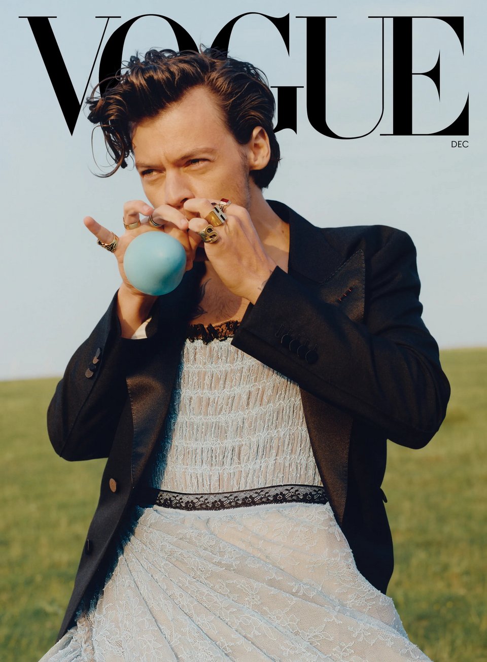 O Harry Styles στο περιβόητο εξώφυλλο της βρετανικής Vogue με φόρεμα Gucci σχεδιασμένο αποκλειστικά για τον ίδιο.