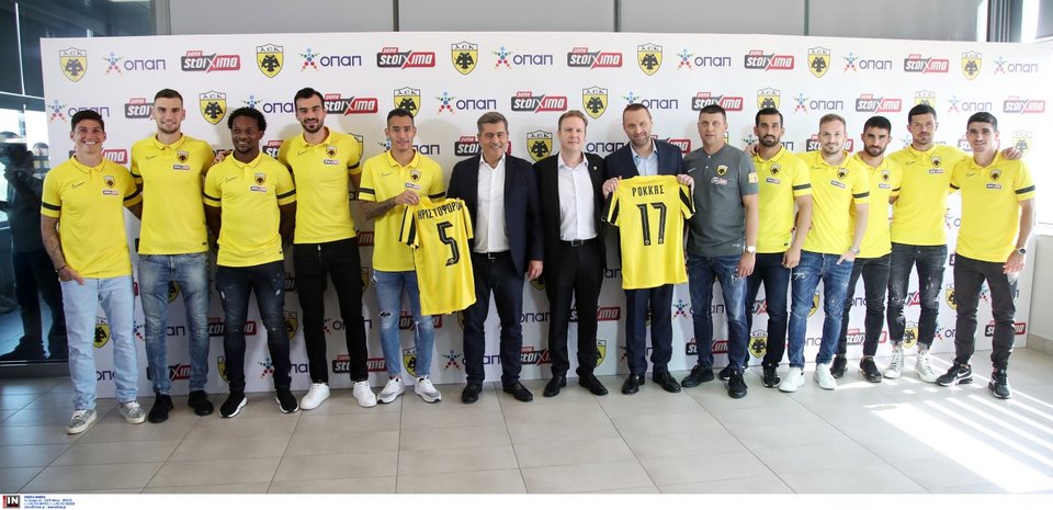 Οι παίκτες της AEK, o Οδυσσέας Χριστοφόρου, ο Γιώργος Κοσμάς, ο Γιάννης Ρόκκας και ο Βλάνταν Μιλόγεβιτς / Φωτογραφία: intime news
