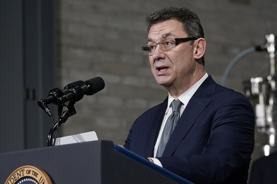 O διευθύνων σύμβουλος της Pfizer Άλμπερτ Μπουρλά