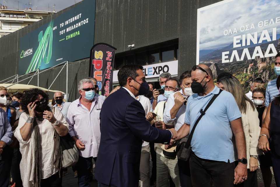 O Αλέξης Τσίπρας χαιρετά κόσμο στη ΔΕΘ 