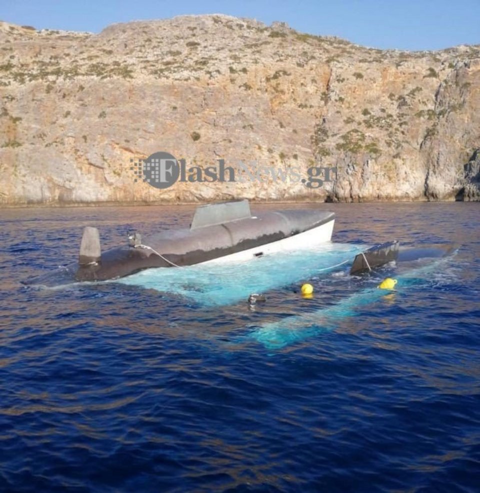 Η έκπληξη που αντίκρυσαν λιμενικοί και ναυαγοσώστες / Φωτογραφία: Flashnews.gr