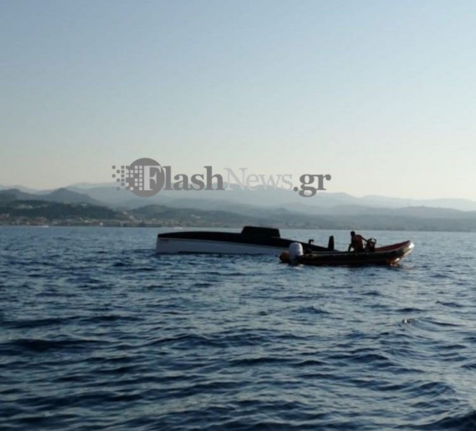 Το πρώτο πράγμα που εξετάστηκε, ήταν να διαπιστωθεί εάν υπάρχει κάποιος εγκλωβισμένος / Φωτογραφία: Flashnews.gr