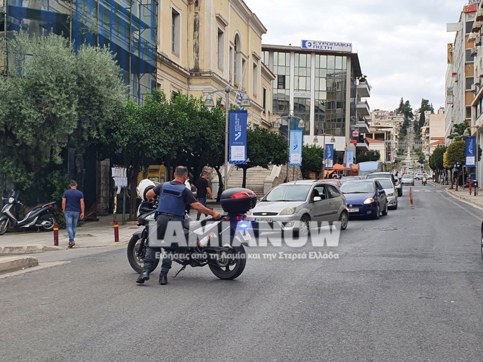 Η Αστυνομία έκλεισε τον δρόμο / Φωτογραφία: lamianow.gr