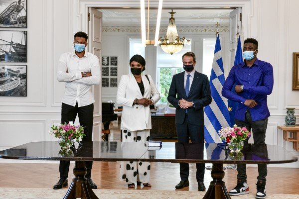 Ο Κυριάκος Μητσοτάκης με τους Αντετοκούνμπο / Φωτογραφία: ΓτΠ/ΠΑΠΑΜΗΤΣΟΣ ΔΗΜΗΤΡΗΣ