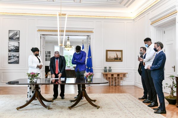 Ο υπουργός Εσωτερικών Μάκης Βορίδης, η Βερόνικα και ο Αλεξ Αντετοκούνμπο, υπό τα βλέμματα Μητσοτάκη, Γιάννη Αντετοκούνμπο / Φωτογραφία: ΤΑΤΙΑΝΑ ΜΠΟΛΑΡΗ/EUROKINISSI