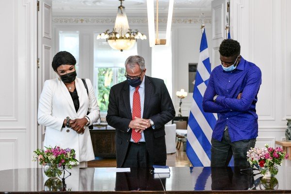 Ο υπουργός Εσωτερικών Μάκης Βορίδης, η Βερόνικα και ο Αλεξ Αντετοκούνμπο / Φωτογραφία: ΤΑΤΙΑΝΑ ΜΠΟΛΑΡΗ/EUROKINISSI