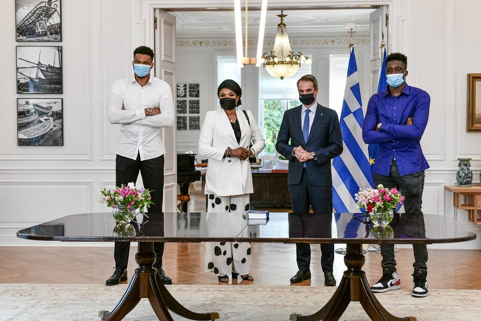 Από αριστερά: Γιάννης Αντετοκούνμπο, η μητέρα του, Βερόνικα, ο πρωθυπουργός Κυρ. Μητσοτάκης και ο Αλεξ