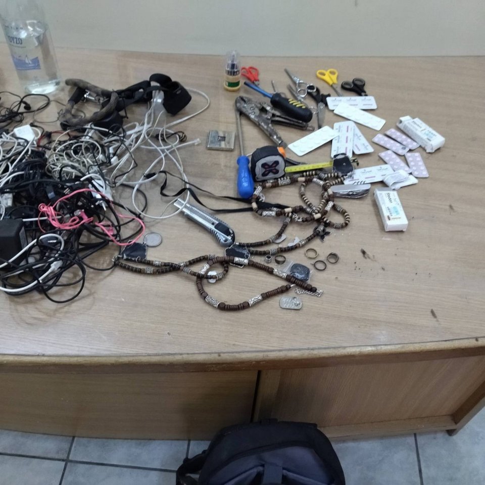 Πλήθος αντικειμένων «ξετρύπωσαν» οι σωφρονιστικοί / Φωτογραφία: ΕΛ.ΑΣ.