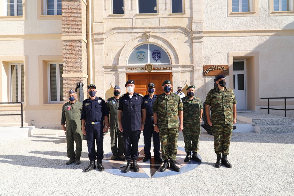 Ο αρχηγός ΓΕΕΘΑ και ο ναύαρχος Μπάουερ στον Ναύσταθμο Κρήτης / Φωτογραφία: ΓΕΕΘΑ