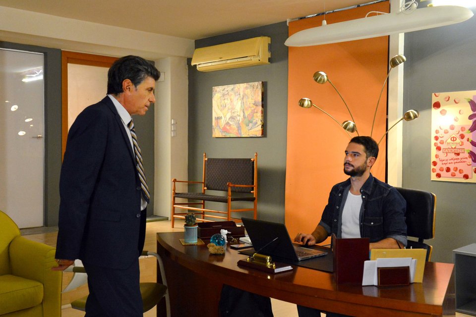 Η νέα σειρά της ΕΡΤ, με πρωταγωνιστές τους Γιάννη Μπέζο, Γεράσιμο Σκιαδαρέση, Ρένια Λουζίδου, Βάσω Λασκαράκη, Χριστίνα Αλεξανιάν, Κυριάκο Σαλή, Σίσυ Τουμάση, Αλεξάνδρα Παντελάκη, Τάσο Γιαννόπουλο κ.ά 