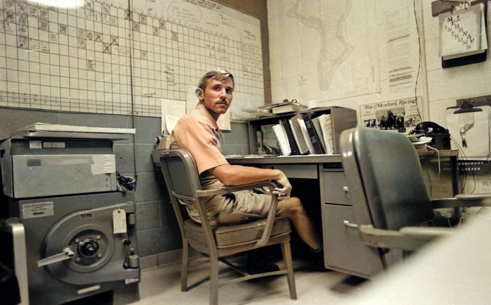 Ο πρώην αξιωματικός, Μπιλ Πρέστον, φωτογραφήθηκε στο γραφείο του στον Ντιέγκο Γκαρσία το 1976