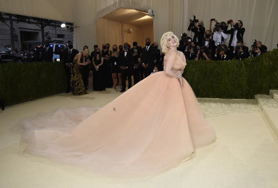 Η Billie Eilish είπε ότι εμπνεύστηκε από την Barbie για το λουκ της
