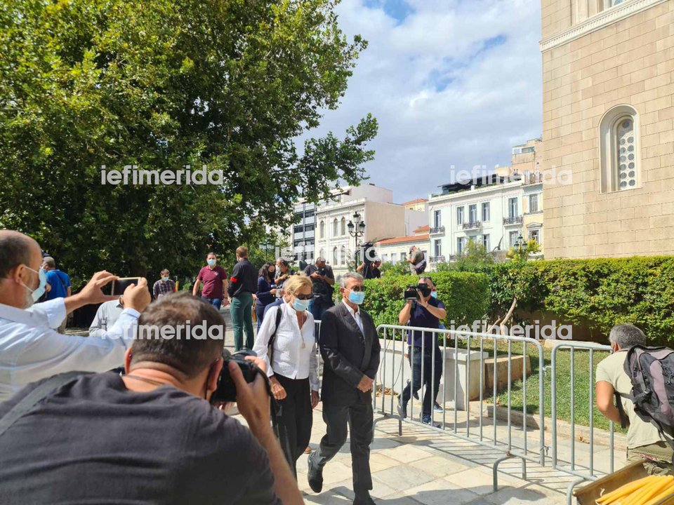 Το ζεύγος Νταλάρα καθώς προσέρχεται στο παρεκκλήσι της Μητρόπολης