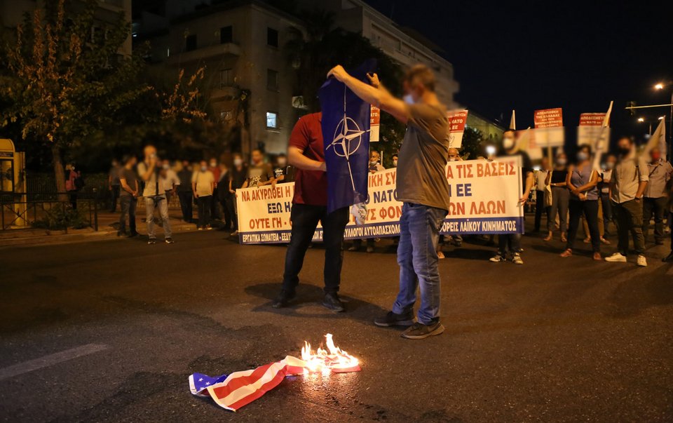 Διαδηλωτές έκαψαν σημαία των ΗΠΑ και του ΝΑΤΟ / Intimenews-ΔΗΜΗΤΡΟΠΟΥΛΟΣ ΓΙΑΝΝΗΣ