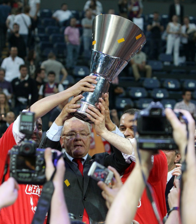 Ο «Ντούντα» με το τρόπαιο της Euroleague που κατέκτησε ο Ολυμπιακός στον συγκλονιστικό τελικό της Κωνσταντινούπολης το 2012 / Φωτογραφία: ΑΡ