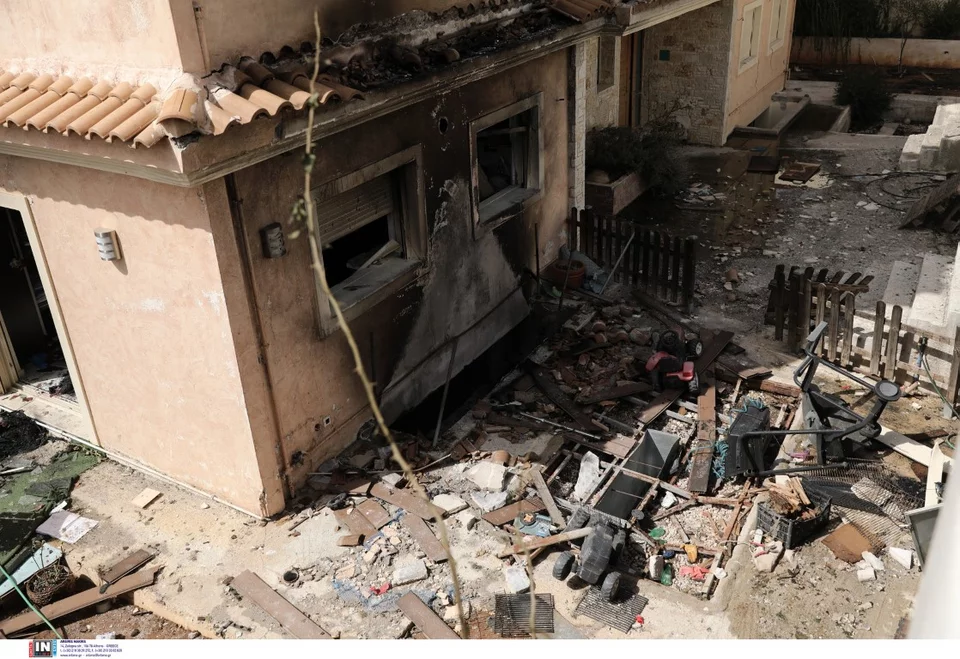 Εικόνες καταστροφή από την έκρηξη στα Καλύβια Αττικής/ Φωτογραφία: Intime News