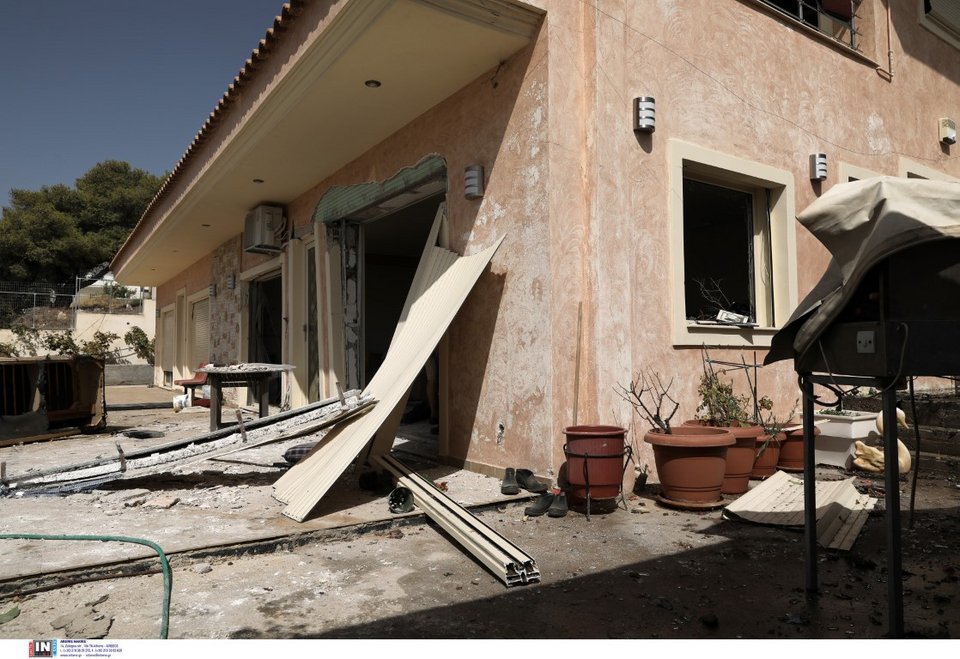Εικόνες καταστροφή από την έκρηξη στα Καλύβια Αττικής/ Φωτογραφία: Intime News