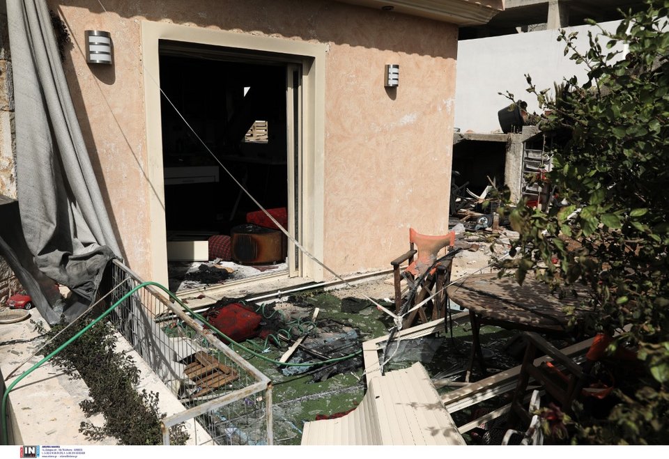 Εικόνες καταστροφή από την έκρηξη στα Καλύβια Αττικής/ Φωτογραφία: Intime News