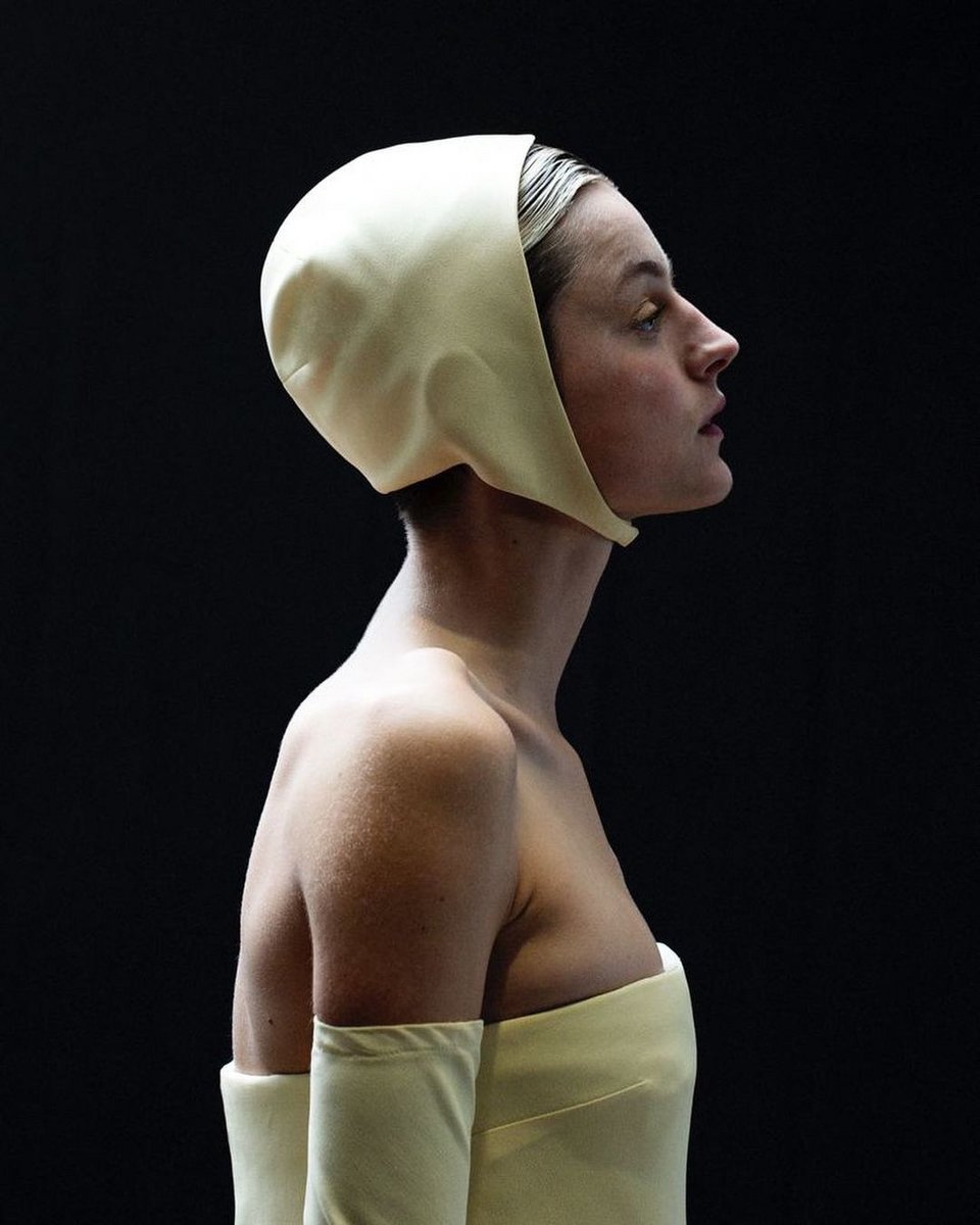 Το ιδιαίτερο σκουφάκι της Έμμα Κόριν που προκάλεσε αίσθηση στο Twitter