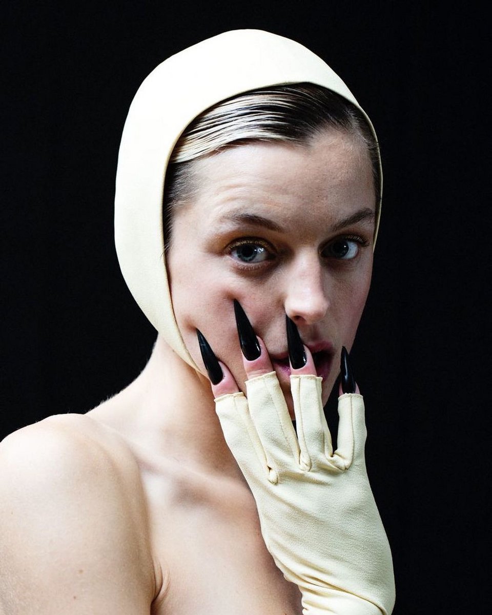 Η Έμμα Κόριν φόρεσε ανοιχτά γάντια, επιδεικνύοντας το μανικιούρ της