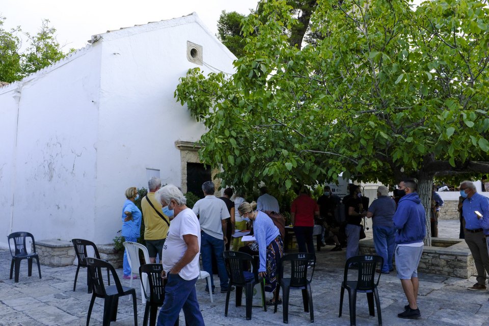 Πλήθος κόσμου περιμένει να κάνει το μονοδοσικό εμβόλιο της Johnson & Johnson