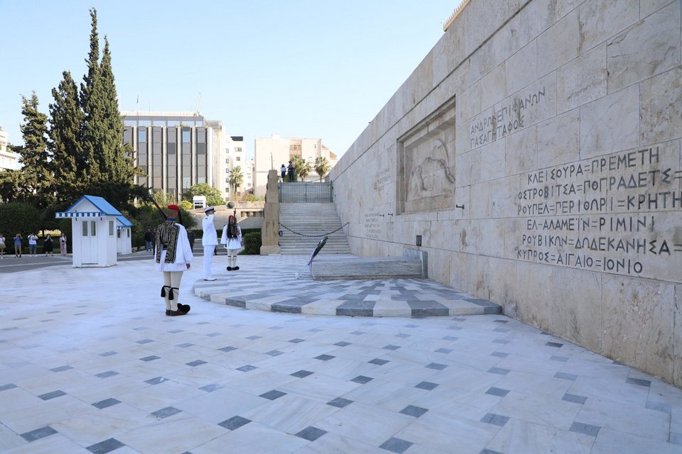 Κατάθεση στεφανιού από τον πρόεδρο της Στρατιωτικής Επιτροπής του ΝΑΤΟ στον Άγνωστο Στρατιώτη / Φωτογραφία: ΓΕΕΘΑ