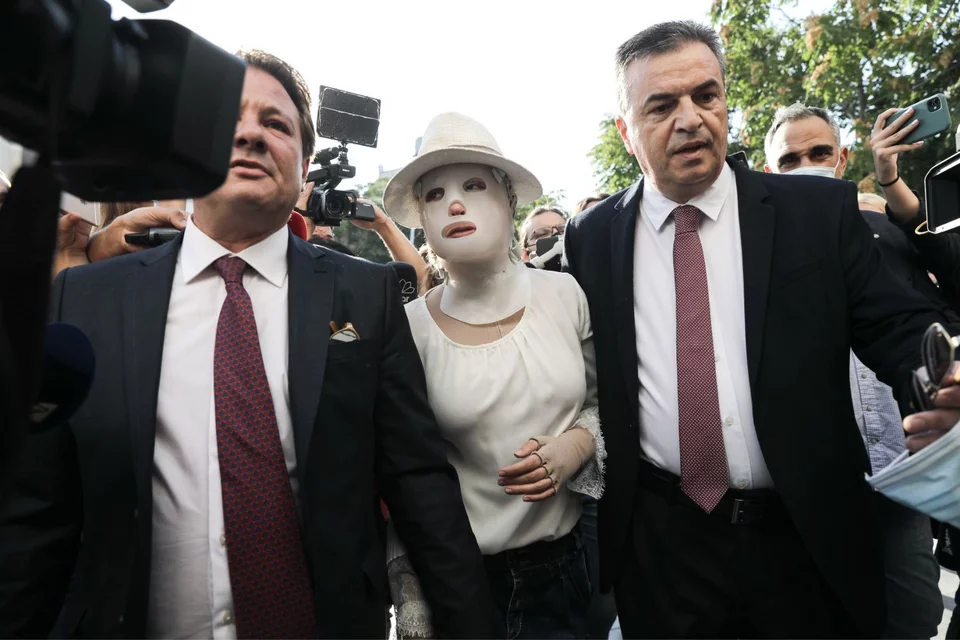 επίθεση με βιτριόλι: συγκλονίζει η εικόνα της ιωάννας στο δικαστήριο 9