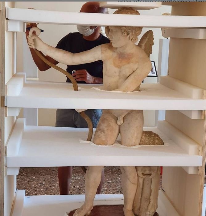 Ο Ερως τοποθετείται στο ειδικό κουτί