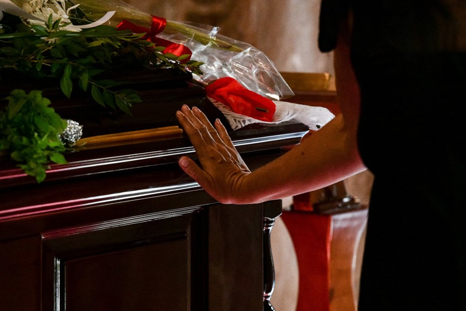 Πολίτες αφήνουν λουλούδια στον Μίκη Θεοδωράκη