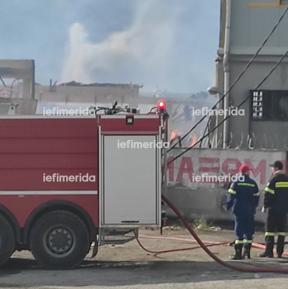φωτιά σε εργοστάσιο ξυλείας στον Ασπρόπυργο 22/9/2021