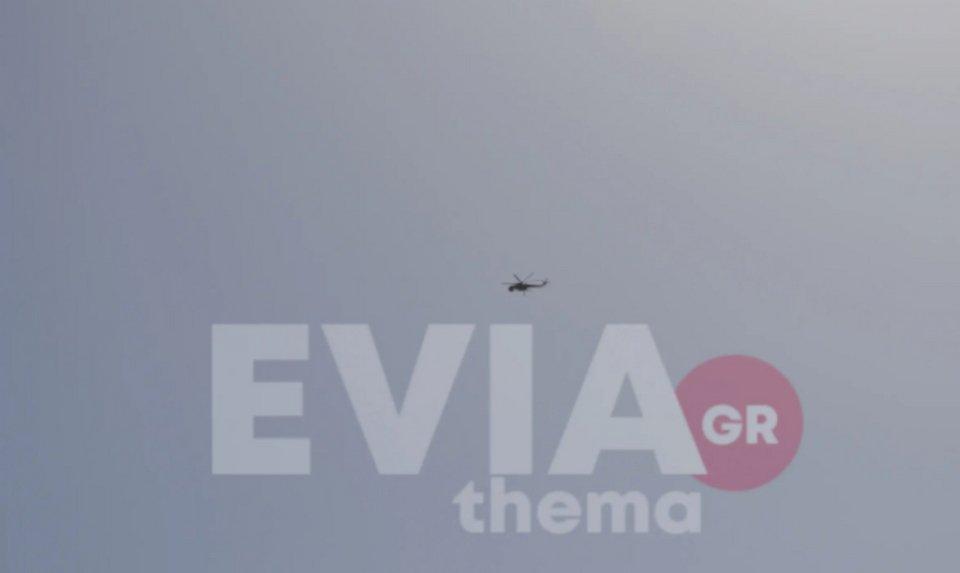Ελικόπτερο της Πυροσβεστικής πάνω από το μέτωπο / Φωτογραφία: eviathema.gr