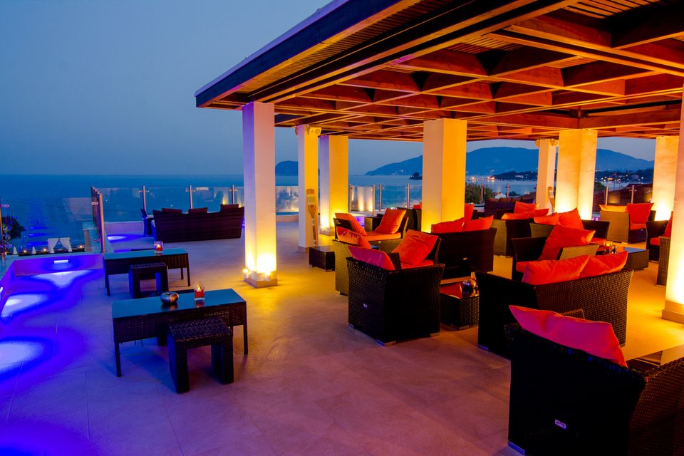 Χαλαρώστε με ένα δροσιστικό ποτό και εκπληκτική θέα 