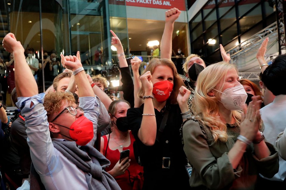 Πανηγυρισμοί από τους οπαδούς του SPD και του Σολτς