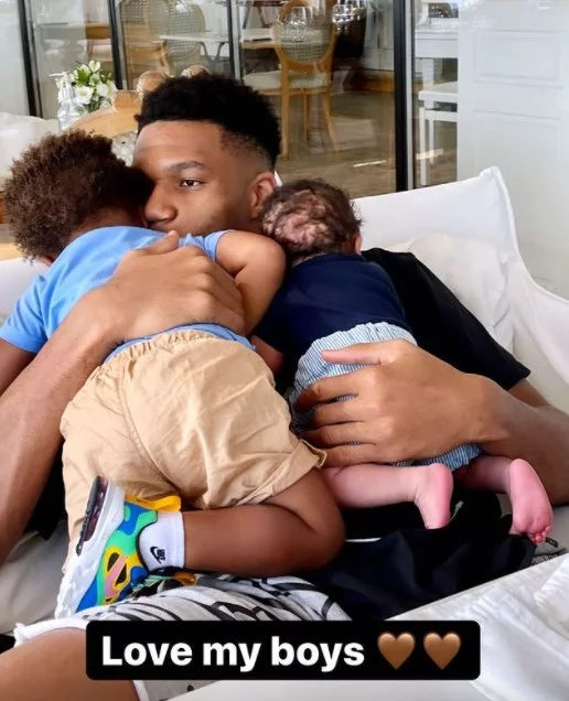 The new Antetokounmpo: Tender photo of Giannis with his two children 1