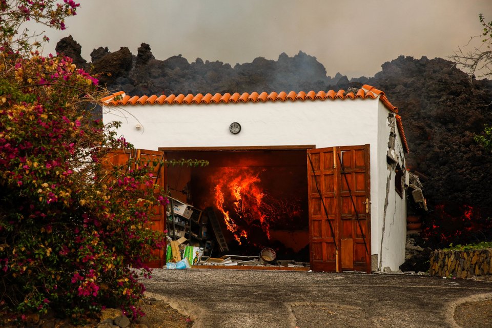 Η λάβα κατακαίει το εσωτερικό μιας αποθήκης