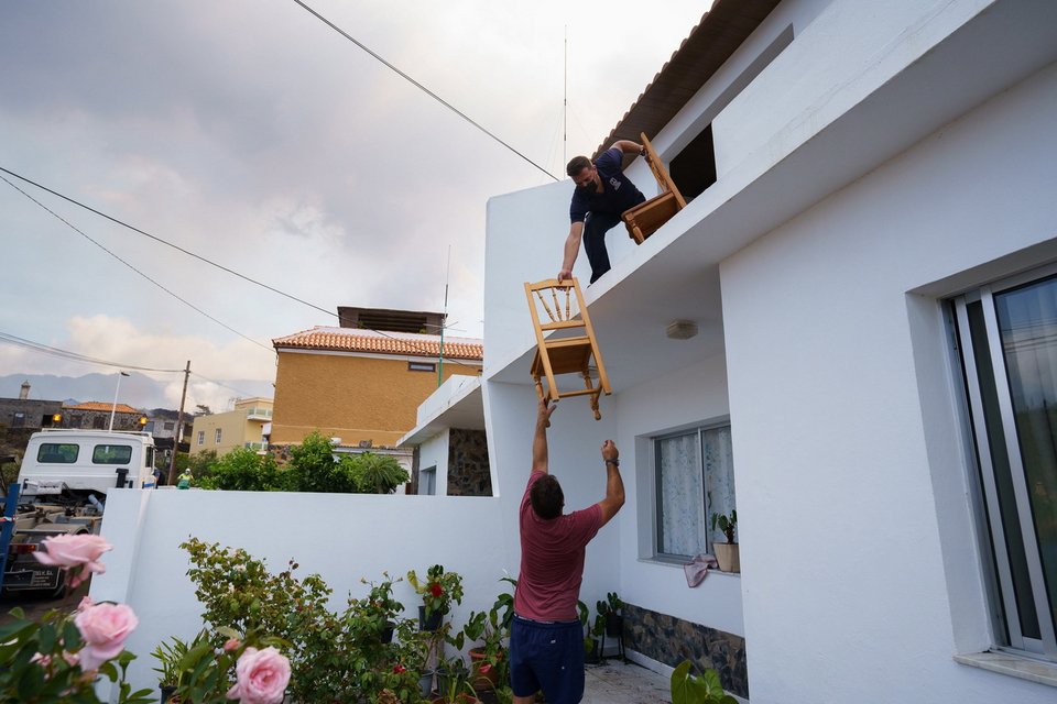 Κάτοικοι μαζεύουν όσα περισσότερα πράγματα μπορούν από τα σπίτια τους, προτού χρειαστεί να τα εκκενώσουν