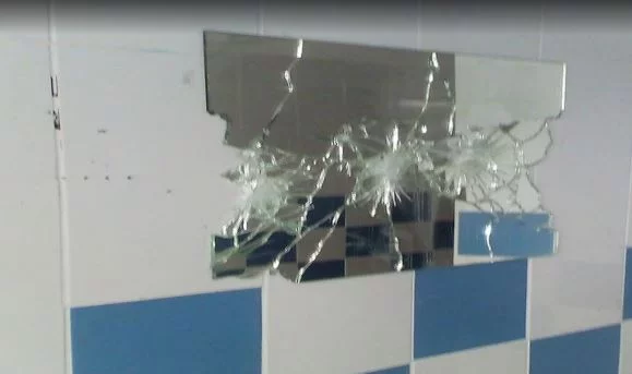 υλικές ζημιές σε σχολείο στη Θεσσαλονίκη σπασμένος καθρέφτης