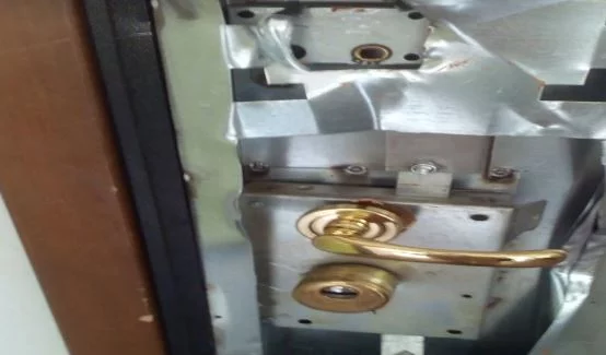 υλικές ζημιές σε σχολείο στη Θεσσαλονίκη σπασμένη πόρτα