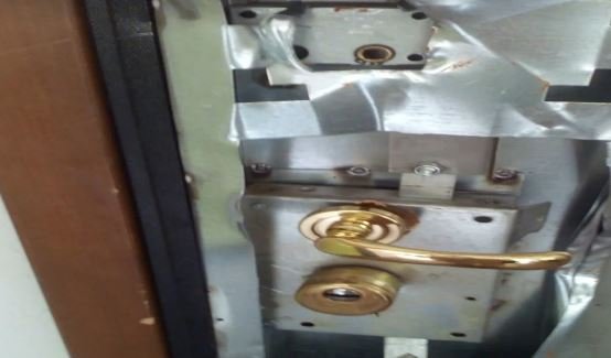 υλικές ζημιές σε σχολείο στη Θεσσαλονίκη σπασμένη πόρτα