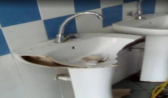 υλικές ζημιές σε σχολείο στη Θεσσαλονίκη σπασμένος νιπτήρας