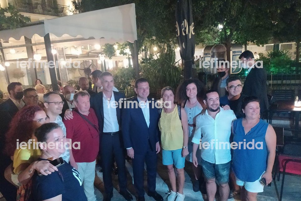 Μπακογιάννης και Ιμάμογλου έξω από το εστιατόριο σε αναμνηστική φωτογραφία