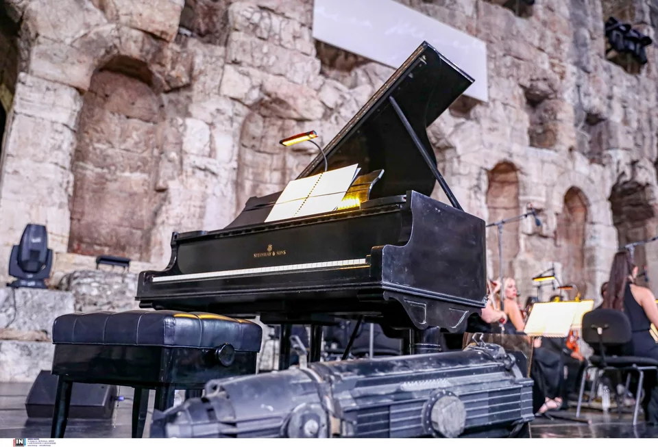 Το πιάνο στην παράσταση «Μαρία Κάλλας: Επιστολές και αναμνήσεις» / Φωτογραφία: Intimenews/ΚΑΠΑΝΤΑΗΣ ΔΗΜΗΤΡΗΣ