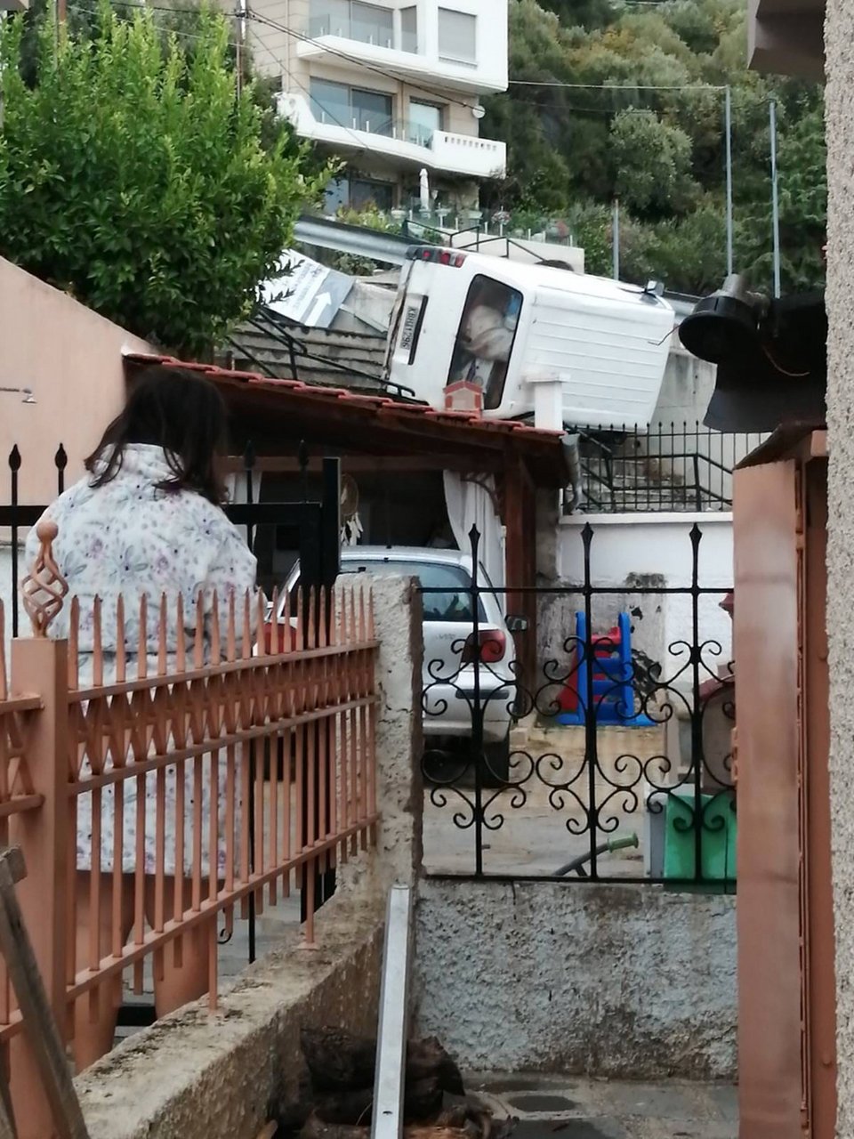 Καβάλα φορτηγάκι προσγειώθηκε σε απίτι
