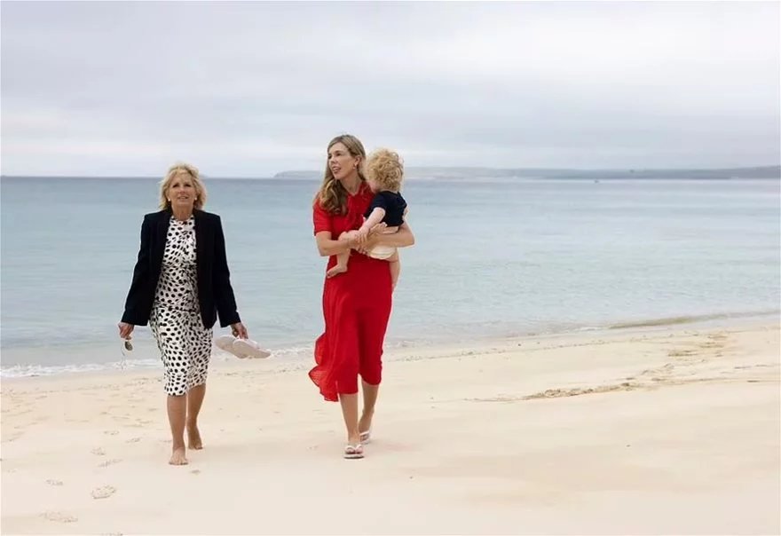 H Τζιλ Μπάιντεν με την Κάρι Σίμοντς και τον μικρότερο γιο του Μπόρις Τζόνσον, Γουίλφρεντ