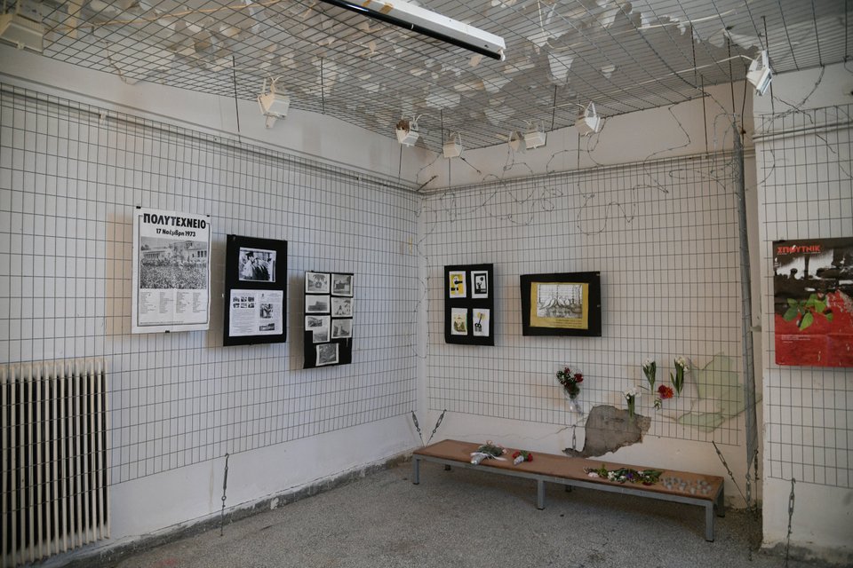 επίσκεψη κόσμου στο κελί του Μίκη Θεοδωράκη στις φυλακές Ωρωπού