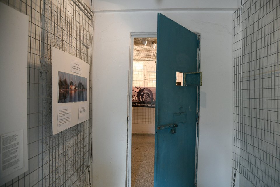 επίσκεψη κόσμου στο κελί του Μίκη Θεοδωράκη στις φυλακές Ωρωπού