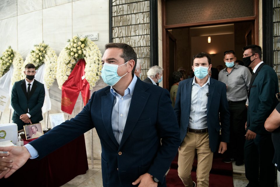 Ο Αλέξης Τσίπρας στην κηδεία του Γιάννη Θεωνά / Φωτογραφία: EUROKINISSI-ΜΙΧΑΛΗΣ ΚΑΡΑΓΙΑΝΝΗΣ