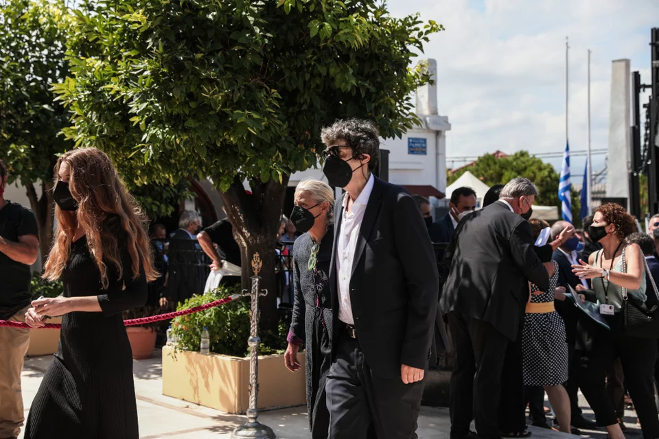 Τελευταίο αντίο στον οικουμενικό Μίκη Θεοδωράκη, σε εξέλιξη η κηδεία στον  Γαλατά -Δείτε live | ΕΛΛΑΔΑ | iefimerida.gr