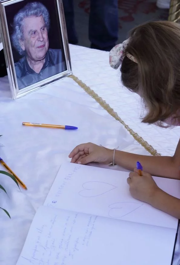 μήνυμα μικρού κοριτσιού σε Μίκη Θεοδωράκη